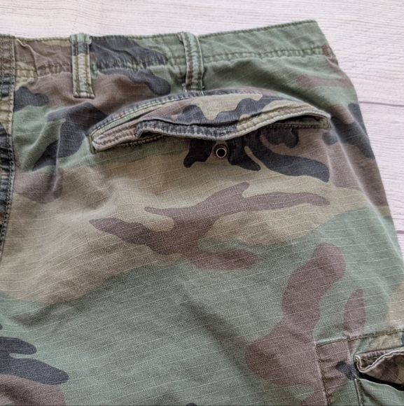 Gap Men's Camouflage Cargo Shorts. Size 36 - Picture 3 of 7